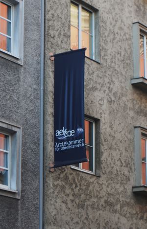 Fahne der Ärztekammer Oberösterreich am Sitz an der Dinghoferstraße