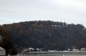 Freinberg, von der Nibelungenbrücke aus gesehen
