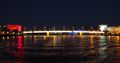 Nibelungenbrücke Nachts Donauaufwärts.jpg