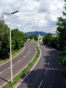 Blick von der Straßenbahn-/Fußgeherbrücke Richtung Osten zum Knoten Urfahr
