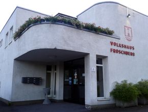 Eingang zum Volkshaus Froschberg