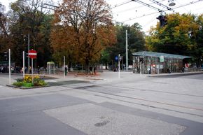 links die Straßenbahnhaltestelle, rechts die Bushaltestelle mit neuer Toilettanlage