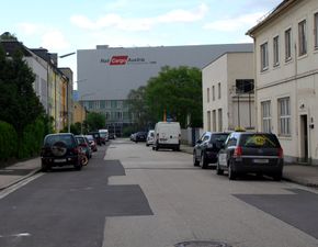 Rosenbauerstraße, Blick Richtung Nordosten, im Hintergrund das Hochregallager der Rail Cargo
