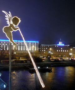 Das nachts beleuchtete Heinrich-Gleißner-Haus rechts neben dem Brückenkopfgebäude West, von der Nibelungenbrücke aus gesehen