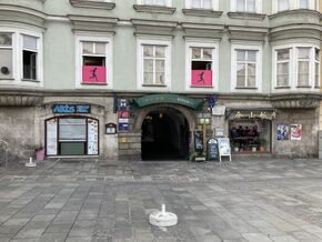 Eingang zum PlanetHome Büro in Linz am Hauptplatz Nr.4