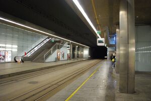 Straßenbahnhaltestelle im zweiten Untergeschoß unter der Kreuzung
