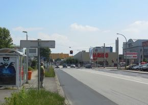 Industriezeile, Blick über die Kreuzung mit der Pummererstraße Richtung Süden