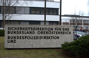 Schriftzug neben dem Gebäude