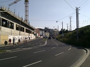 Bahnhofstraße, Blick von der Wiener Straße Richtung Nordosten, links das in Bau befindliche Musiktheater