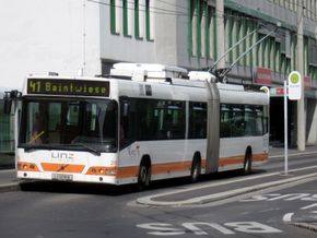 Bus der Linie 41 in der Haltestelle