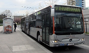 Bus der Schnellbus-Linie 73 in der Haltestelle Hauptbahnhof