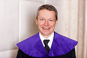Markus Achatz in der Robe als Verfassungsrichter