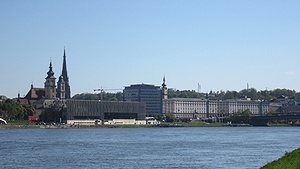 Donau beim Stadtzentrum, Blick Richtung Hauptplatz und die umgebenden Sehenswürdigkeiten