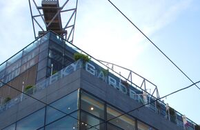Blick von der Landstraße auf die Dachterrasse des Sky Gardens