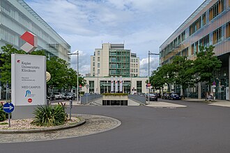 Blick auf den Haupteingang des Med Campus III