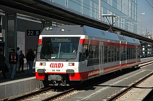 Ein moderner Triebwagen der LILO im Linzer Hauptbahnhof