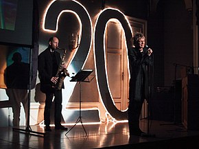 Sibelius singt zu Saxophonbegleitung beim Fest „20 Jahre HOSI Linz“ am 15. März 2003