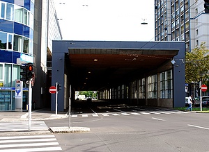 Die Einhausung der Rilkestraße als westlicher Abschluss des Lenauparks