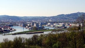Blick vom Pfenningberg auf den Handelshafen im Norden des Hafenviertels