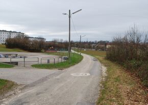 Schiltenbergstraße, links Skatepark, dahinter Ennsfeld; rechts ehemalige Hiller-Kaserne