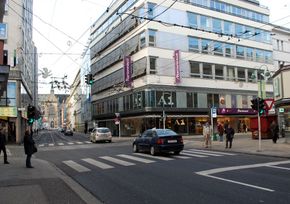 Blick von der Mozartkreuzung in die Rudigierstraße (links), an deren Ende der Mariendom