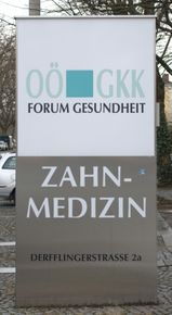 Infotafel vor dem Zahnambulatorium Derfflingerstraße