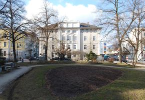 Der Bernaschekplatz, im Hintergrund das Alte Rathaus Urfahr