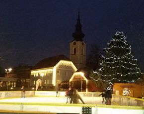 Stadtpfarrkirche St. Michael am Leondinger Stadtplatz, zur Weihnachtszeit mit Winterbeleuchtung.