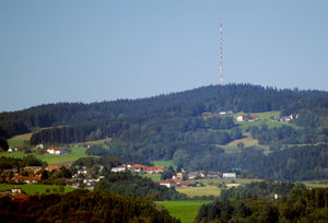 Gemeinde Lichtenberg, dahinter der Lichtenberg mit dem Sender