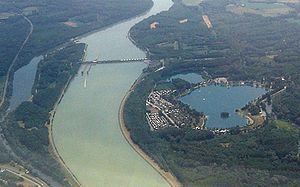 Luftbild von Ausee und Kraftwerk Abwinden-Asten an der Donau
