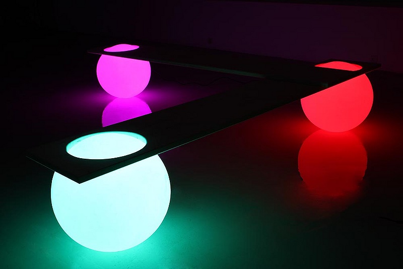 Datei:Funny-glowing-light-ball-bench-contemporary-art-arts-design-furniture-installation-manfred-kielnhofer.jpg