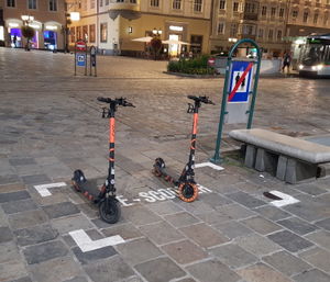 markierte E-Scooter-Abstellplätze am Linzer Hauptplatz