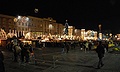 Hauptplatz nachts mit Christkindlmarkt.jpg