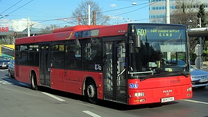 Flughafenbus bei der Fahrt Richtung Flughafen Linz