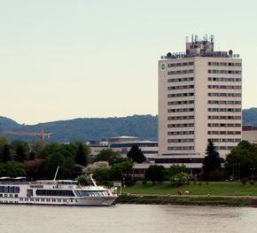 Das Arcotel, im Vordergrund die Donau