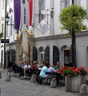Gastgarten des Restaurants 's Kistl an der Straße Altstadt in der Fußgängerzone