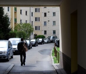 Landwehrstraße, Blick von der Wiener Straße Richtung Westen