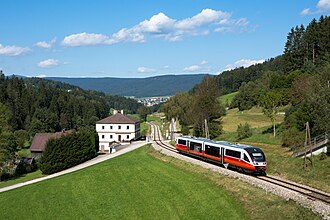 Ein Triebwagen des Typs 5022 auf der Mühlkreisbahn.