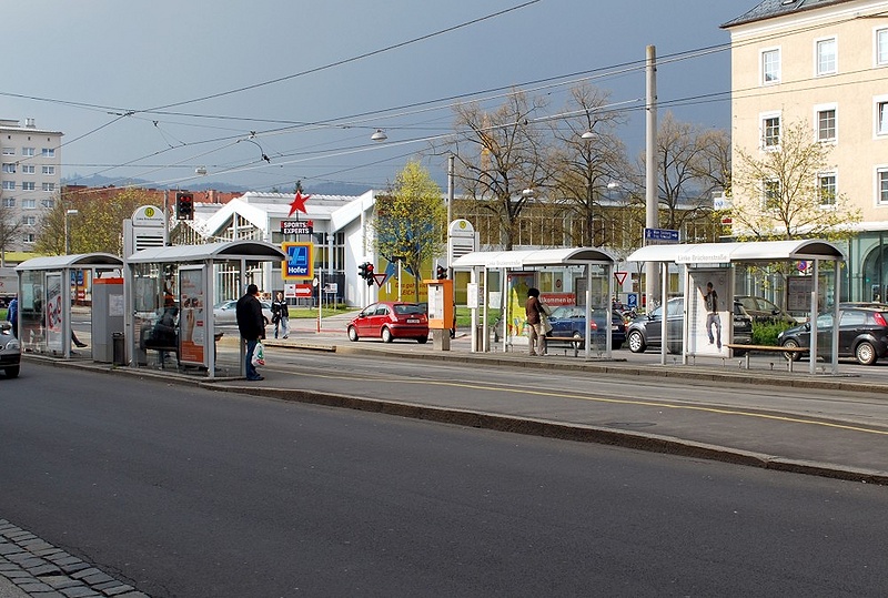Datei:Haltestelle Linke Brückenstraße Straßenbahn.jpg