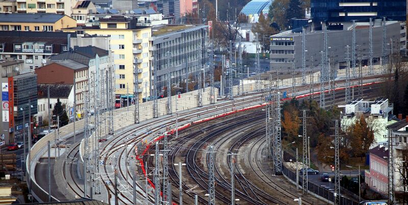 Datei:Westbahn Linz Ostseite Hauptbahnhof.jpg