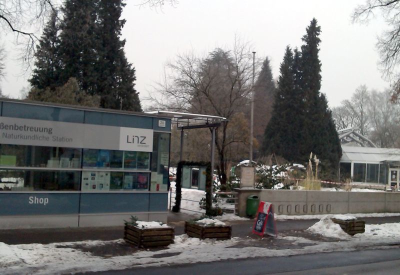 Datei:Botanischer Garten Linz Eingang.jpg