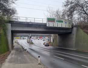 Aigengutstraße, Blick Richtung Südwesten zur Kreuzung mit der Stahlstraße und der Anschlussstelle Voest-Alpine