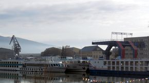 ÖSWAG-Schiffswerft, im Vordergrund der Winterhafen