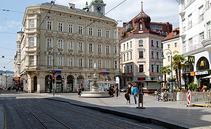 Der im Stadtzentrum und an der Einkaufsmeile Landstraße gelegene Taubenmarkt ist einer der am stärksten frequentierten Plätze Österreichs.