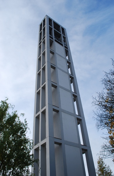 Datei:Kirchturm der Kirche St. Theresia.jpg