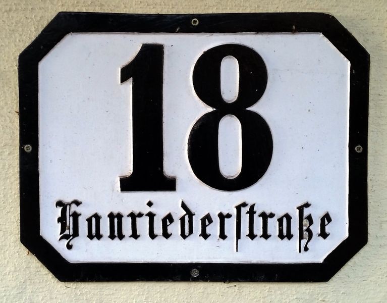Datei:Hausnummer Hanriederstraße 18.jpg