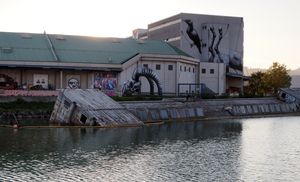 Die "Schwimmende Werkstätte", gekentert im Linzer Hafen