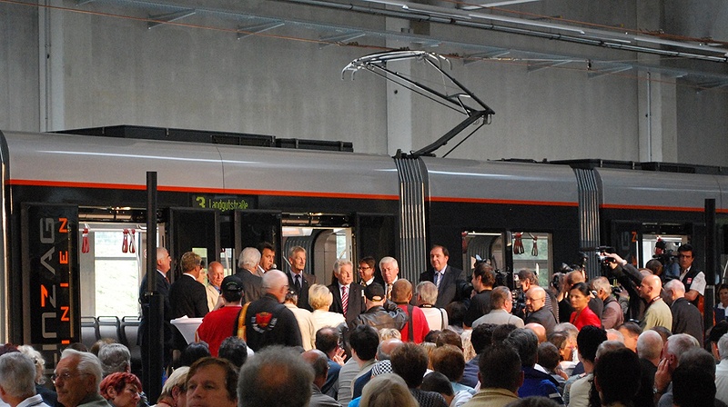 Datei:Eroeffnungsfeier Strassenbahnlinie 3 Weingartshof.jpg