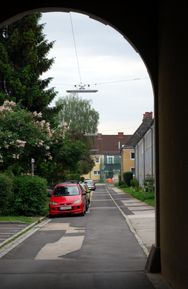 Strnadtweg, Blick von der Glimpfingerstraße durch ein Gebäude Richtung Südosten