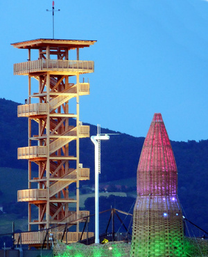 Oberösterreich-Turm und "fremder Turm" Abends, mit Beleuchtung